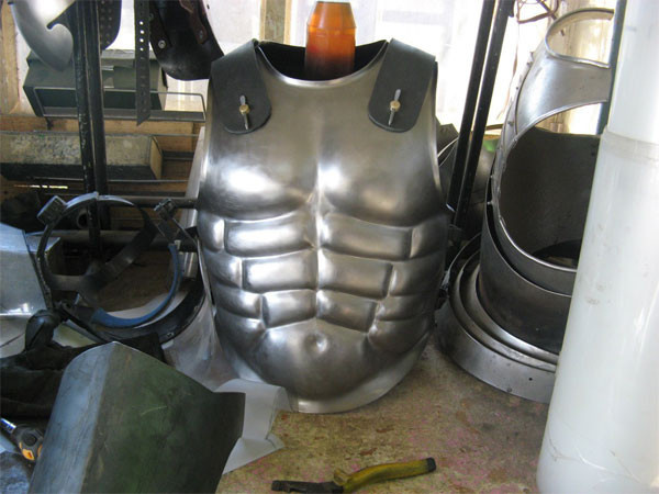 Этот анатомический панцирь, украшенный рельефом мужского торса, прошел путь от практичного защитного снаряжения до статусного символа военачальников и императоров.