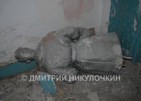 Скульптура Зои Космодемьянской после вандализма