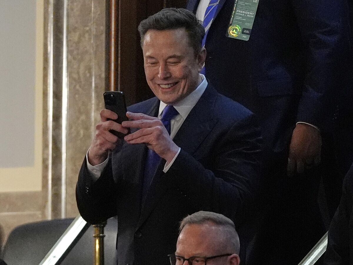    Илон Маск во время обращения президента США Дональда Трампа к совместной сессии конгресса США© AP Photo / Julia Demaree Nikhinson