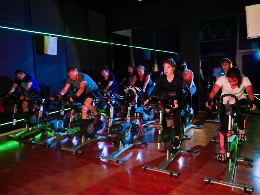 Сайкл-тренировка RPM в моем клубе Powerhouse Gym на Соколе, Москва. Кручу педали слева в первом ряду 