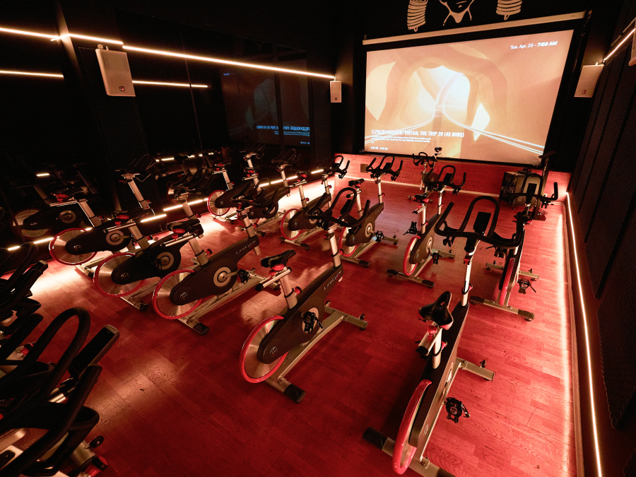 Это студия сайкла Powerhouse Gym Сокол. Тренировки начинаются в 7 утра и заканчиваются в 10 вечера, новая тренировка — каждый час. Чтобы члены клуба могли тренироваться в любое удобное время