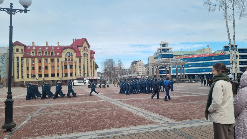    На главной площади Ханты-Мансийска начались репетиции парада к 80-летию Победы