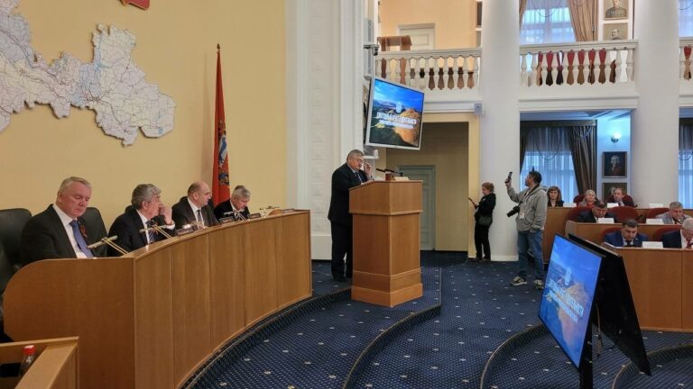   Сергей Балыкин выступает в Заксобе Оренбуржья с отчетом о работе правительства области Андрей Севостьянов