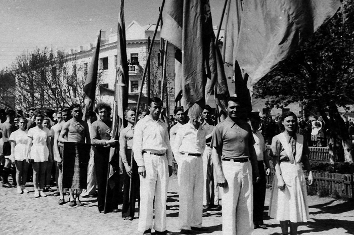 Так выглядели колонны тихорецких демонстрантов Первомая в 1950-е годы.