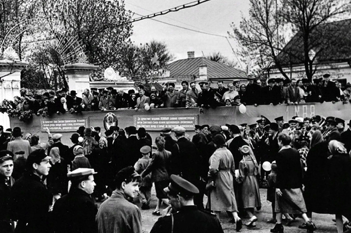 1 мая 1961 г. Тихорецк. Площадь Победы. Праздничная демонстрация движется в сторону улицы Калинина по улице Меньшикова. Духовой оркестр. Праздничное настроение.