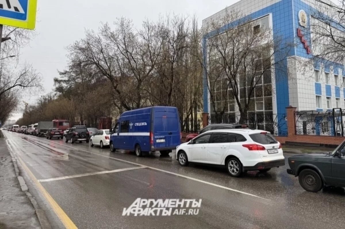    В Перми возле Центрального рынка скопилась пробка из-за ремонта дороги