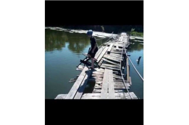    В таком состоянии был старый мост, который и мостом можно назвать с большой натяжкой. Фото из группы в соцсети ОК «Дерюгино, Бычки, Неварь, Кубань... Мы вместе!»