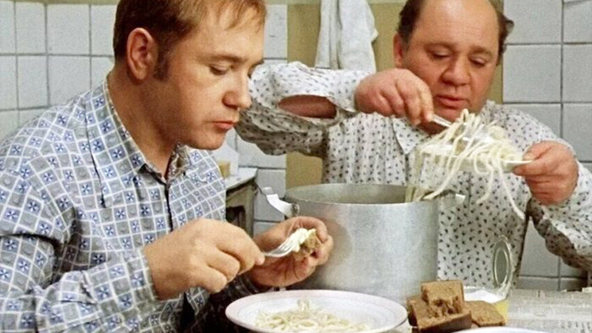 Советские люди узнают друг друга с полуслова, стоит только заговорить про бытовые мелочи. В условиях, когда ничего нет, но надо сделать вид, что все есть, они были непревзойдёнными мастерами импровизации. 