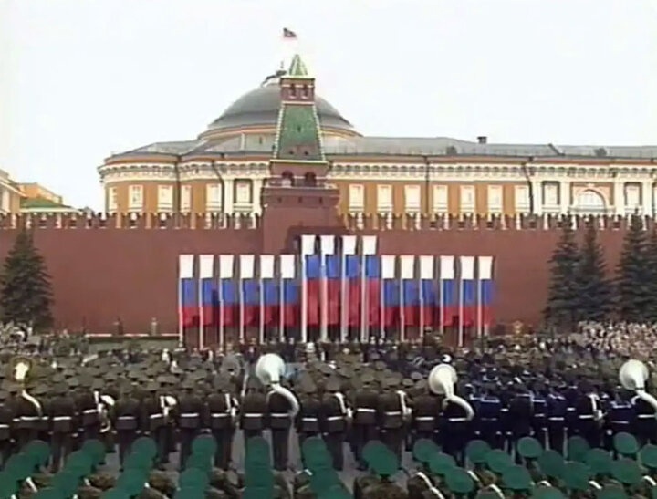 Вид на мавзолей Ленина во время парада Победы на Красной площади 9 мая 2004 года.