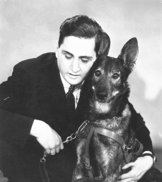 Моррис и его собака-поводырь