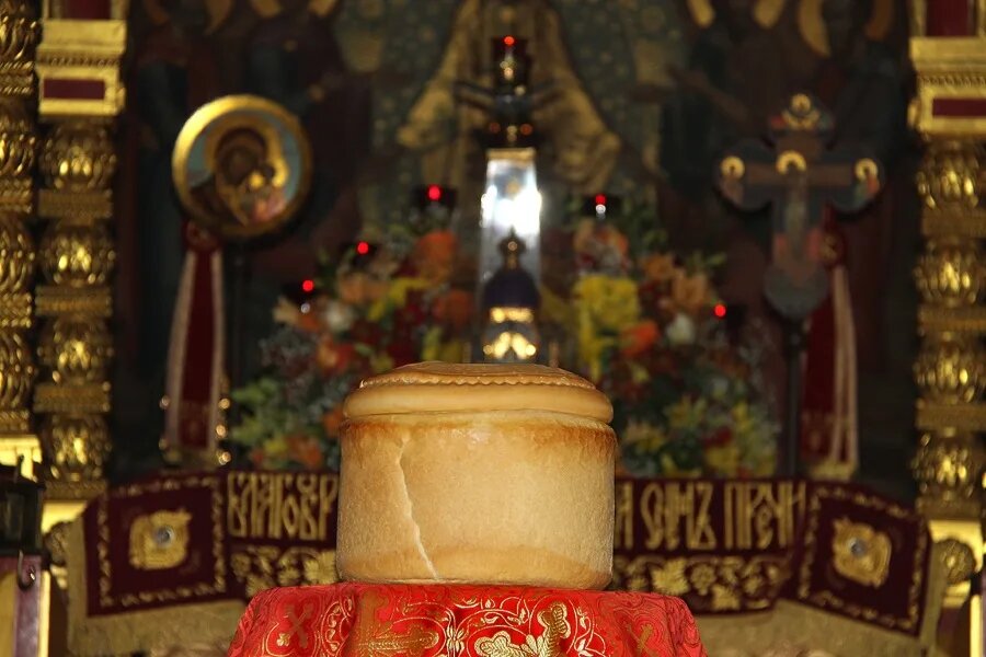 Хранить артос дома полагается возле святых икон.