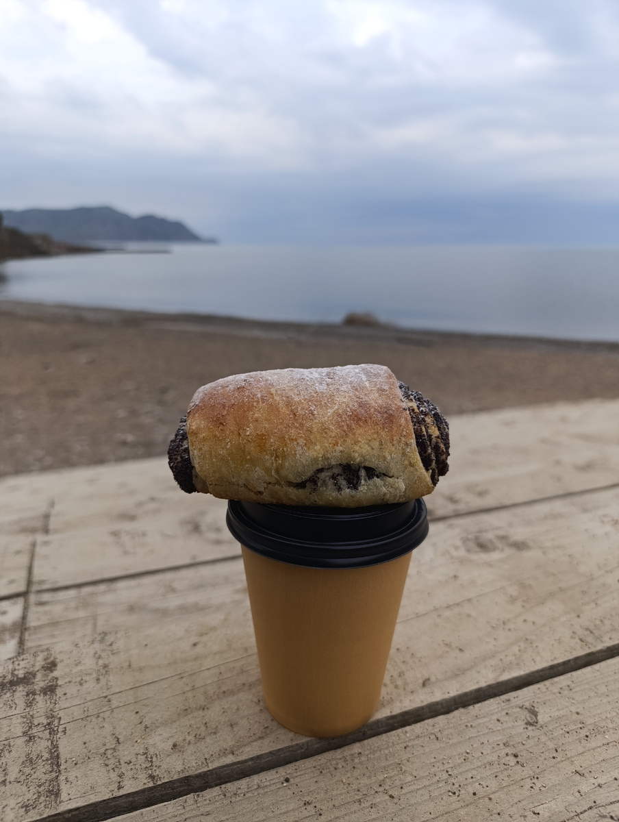 Кофе, булочка и шум моря