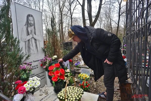    Могила Децла. Фото: ТВЦ