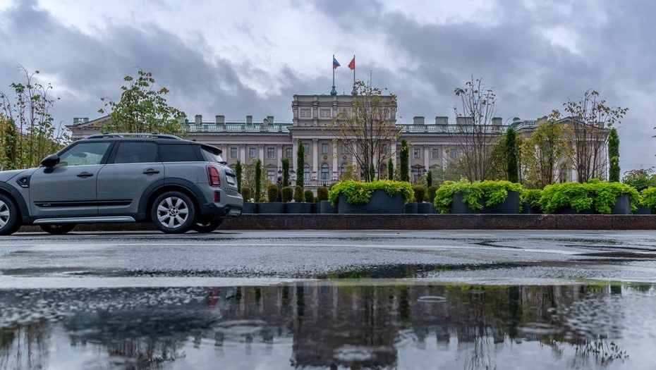    Вид на здание Мариинского дворца и сад-трансформер на Синем мосту (входит в ансамбль Исаакиевской площади) в Петербурге, фото для иллюстрации Автор фото: Михаил Тихонов / "Деловой Петербург"