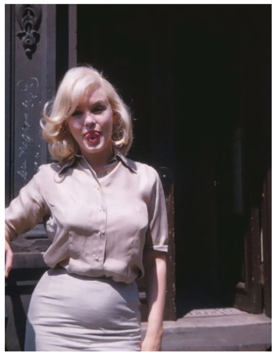 8 июля 1960 года Мэрилин Монро. Снимок сделала ее подруга Фрида Халл. Отцом ребенка был Ив Монтан – партнер Монро по фильму «Давай займемся любовью». В это же время Монро была замужем за драматургом Артуром Миллером. Фото с интернета.