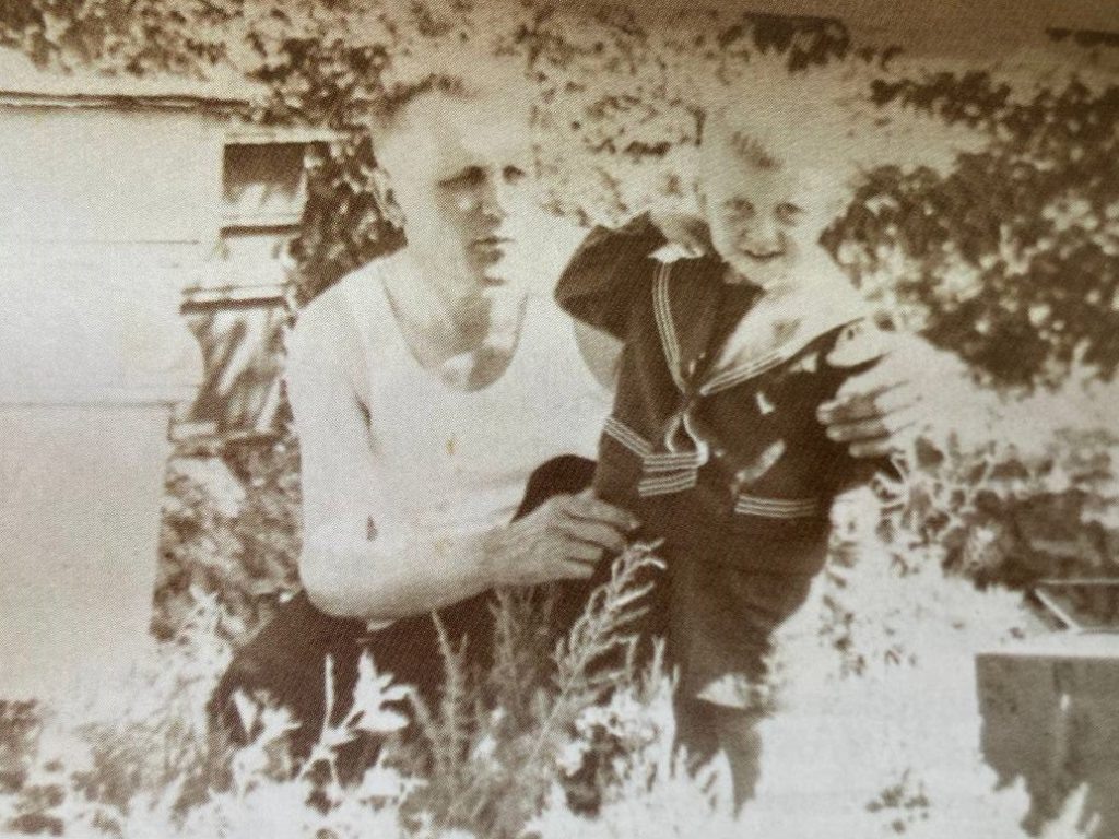 Пантелей Петрович с сыном на пасеке gazeta  📷
