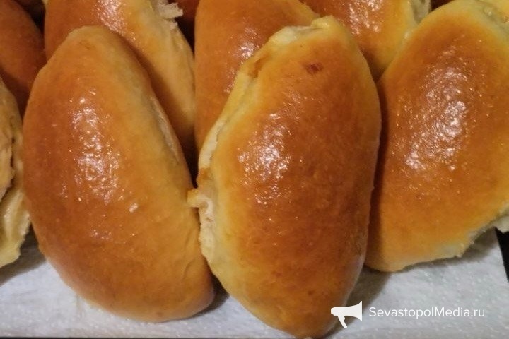 Как быстро испечь румяные пирожки с сочной капустной начинкой?