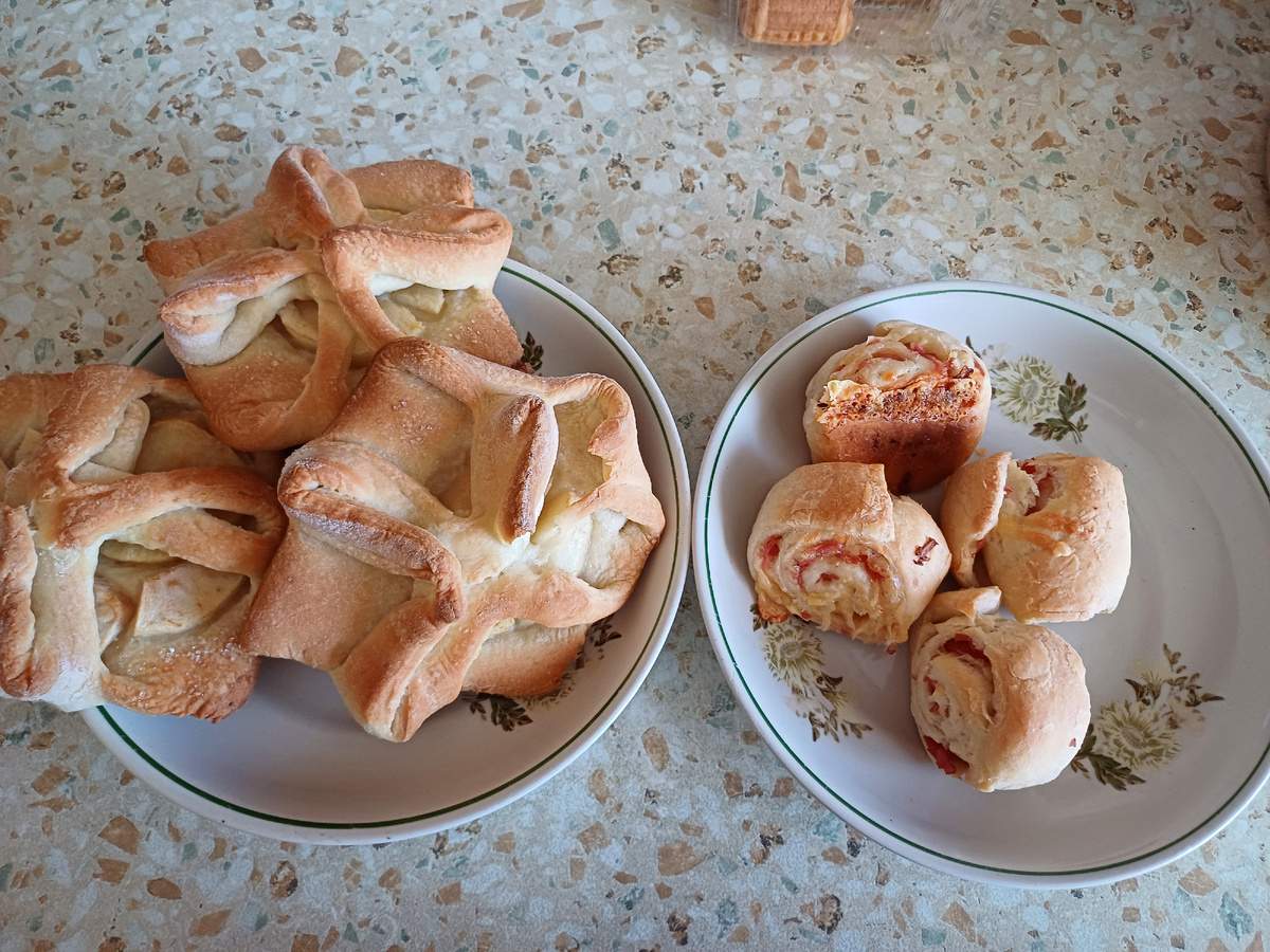 Слойки с яблоком и рулетки с колбасой и сыром. Пекла к приходу из школы.