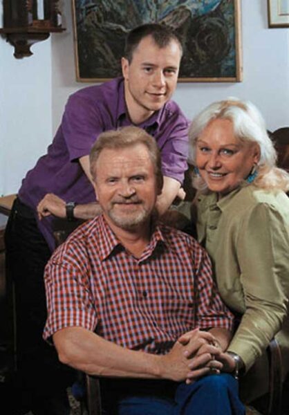    Сергей Никоненко с женой и сыном Никанором. Фото: ТВЦ