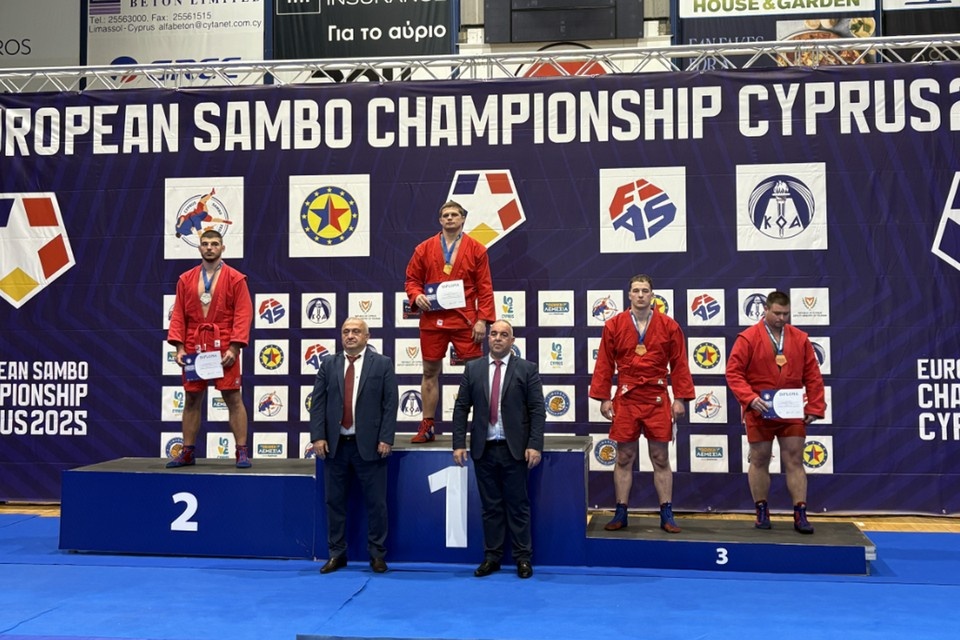    Наши самбисты дисциплинированно выполнили задачу: они везут домой 11 золотых медалей, 3 серебряных и 2 бронзы. Фото: Александр Куделя