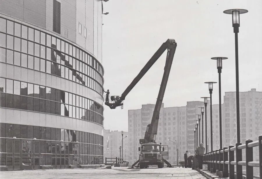 25 апреля 2000 года. Ледовый дворец в день первого хоккейного матча./ФОТО Дмитрия СОКОЛОВА