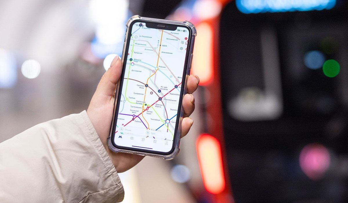     Телефон с картой местро в руке. Источник: mos.ru Автор фото: Пресс-служба Мэра и Правительства Москвы