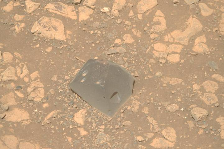 Марсоход сделал это изображение, спускаясь на запад к нижней части холма Уич-Хейзел. Это изображение было получено аппаратом Perseverance 11 апреля 2025 года, или в 1472-й сол миссии. Предоставлено: NASA/JPL-Caltech/ASU.