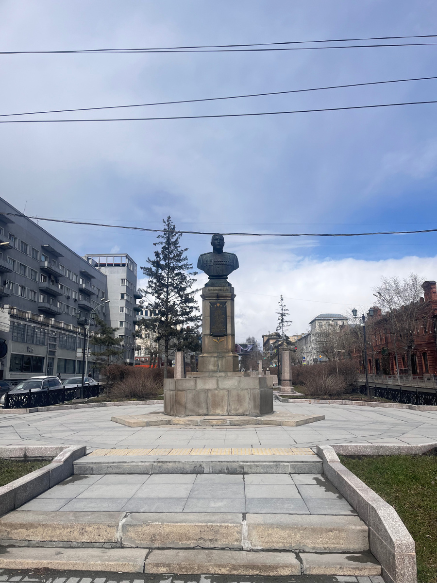 Первый в небе. Его боялись фашисты и боготворил весь мир. 
Бюст А.И. Покрышкину в городе Новосибирск