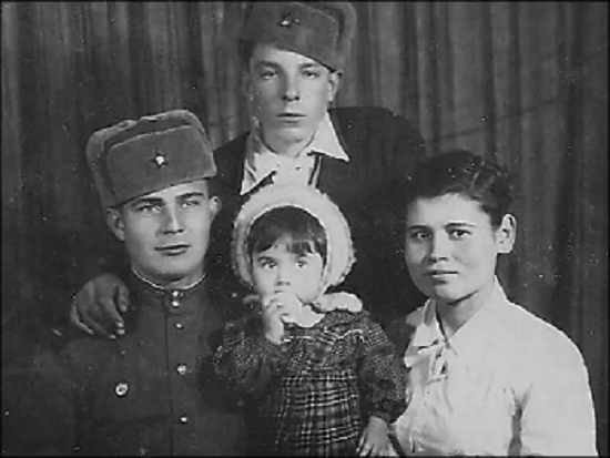 Жена с дочерью приехала в армию к мужу.