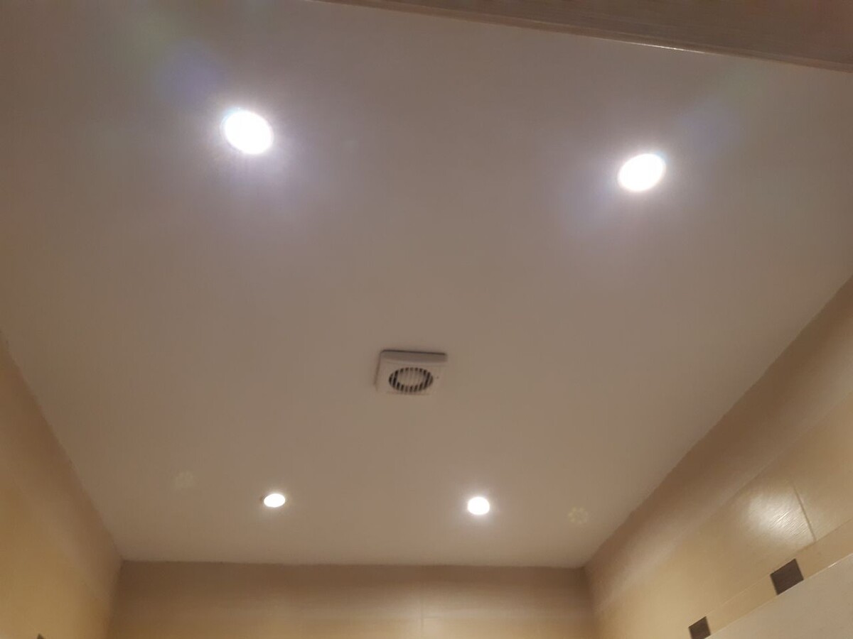 Управляю этими четырьмя светодиодными лампочками на потолке