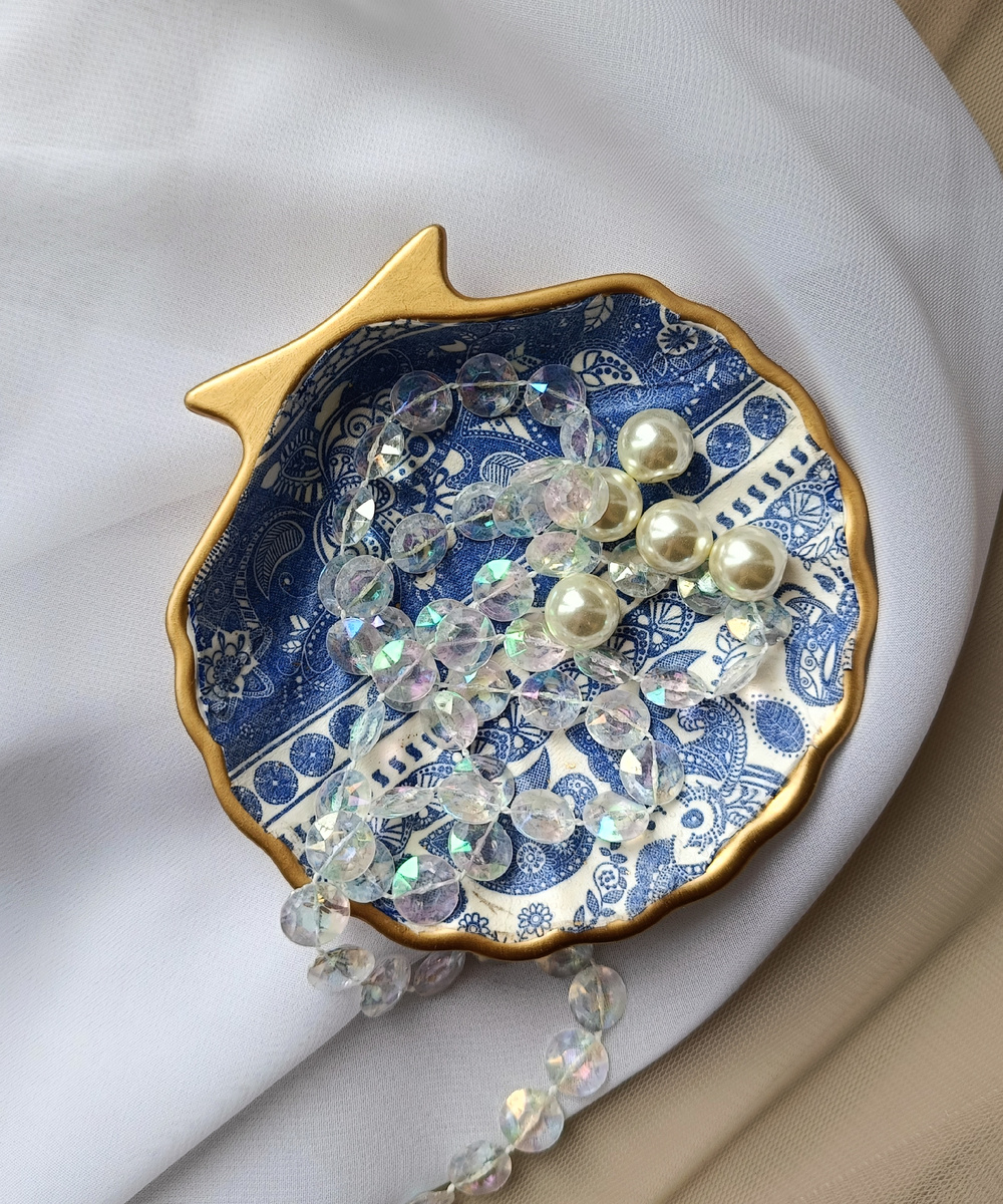 Такая подставка получилась. Планирую поставить её на тумбочке у кровати и перед сном складывать украшения. 