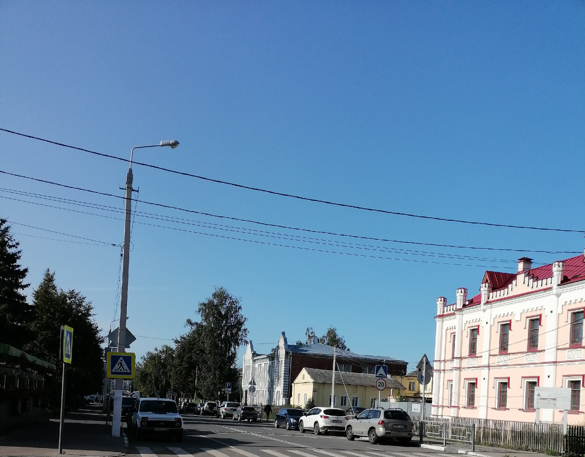 Постройка конца XIX века (рядом видно школу искусств); построено за 40 лет до ялтинского Ласточкина гнезда; улица Салтыкова-Щедрина