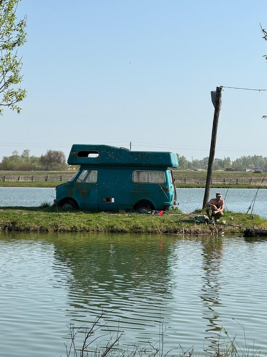 Муж рыбачит. Любимое рыбное местечко возле старого бетфорда.