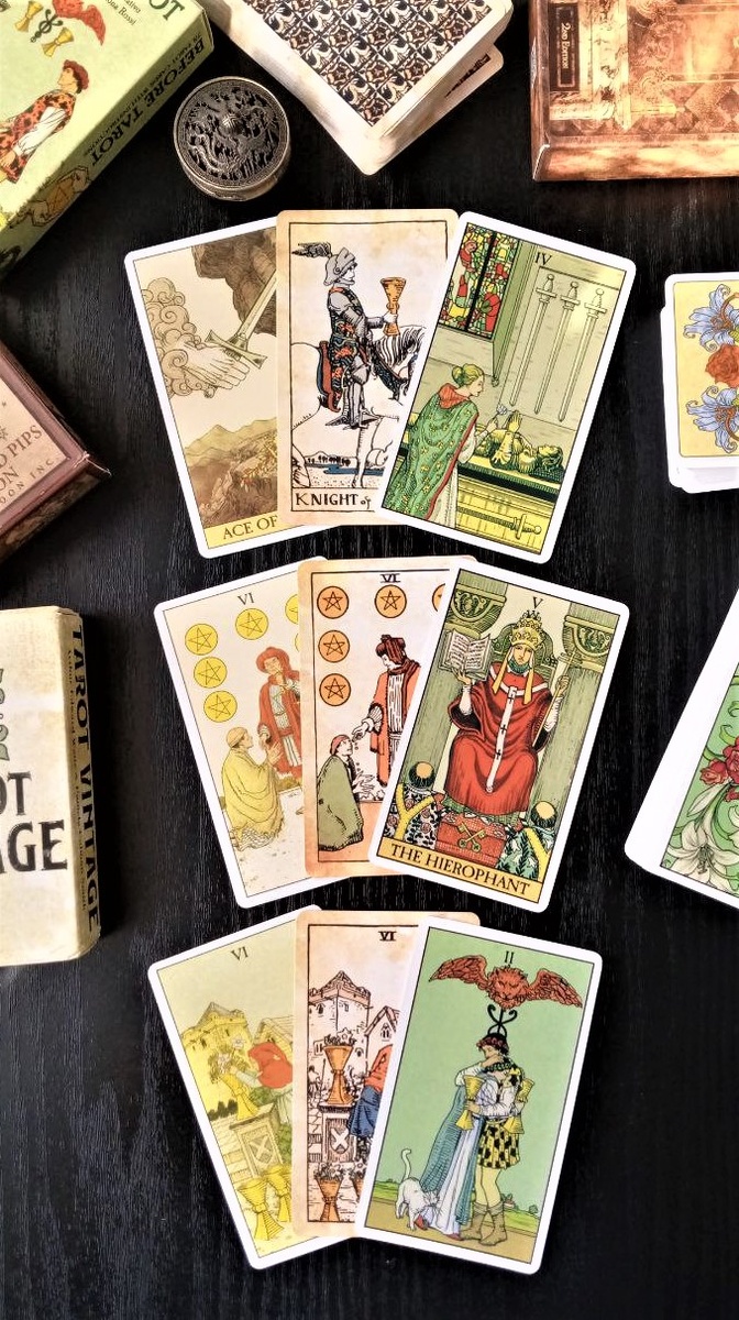 Ответ смотрим на колодах "Таро до того", "Таро Уэйта винтаж" и "Таро последствий"