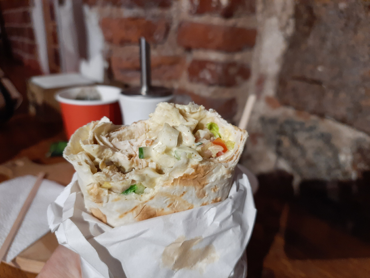 Шаверма в одной из питерских точек. 260 рублей. Американо - 150 рублей, капучино - 190 рублей, чай - 80 рублей.