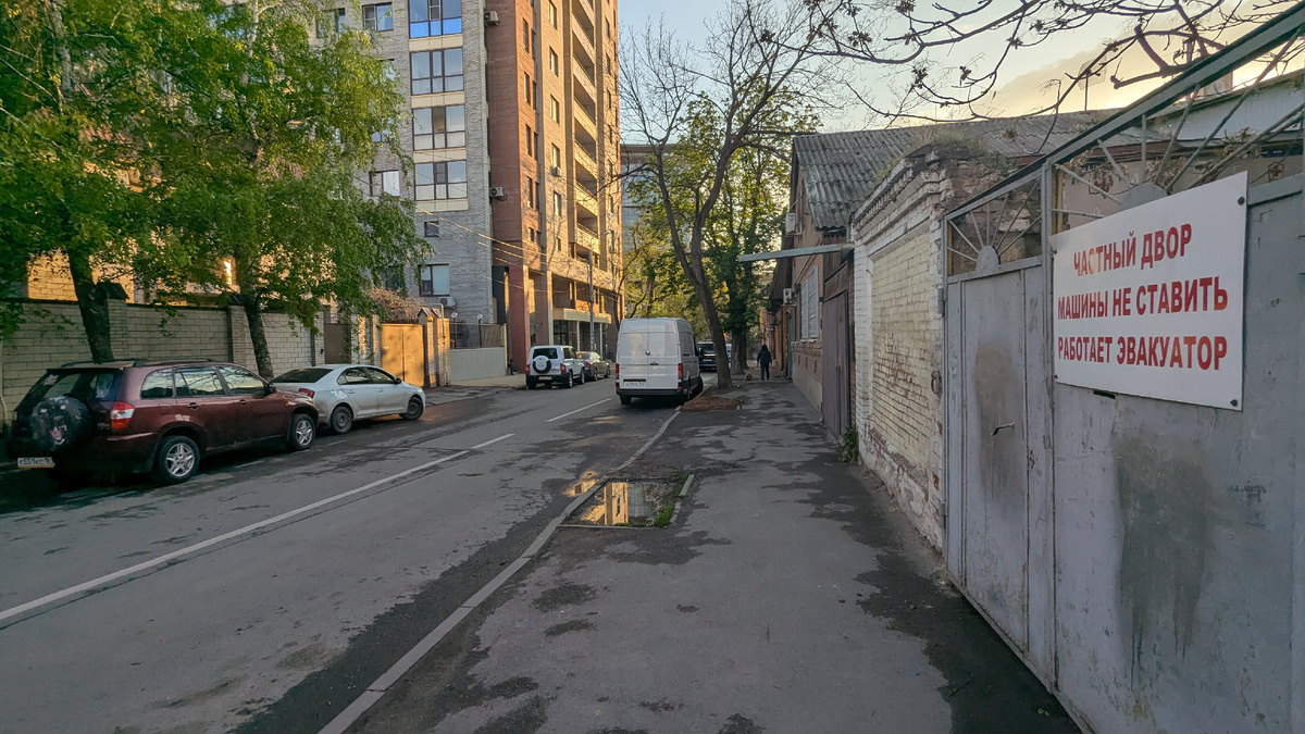 Недалеко от моего дома, улица Серафимовича. Все фото сделаны мной 24 апреля 2025 года