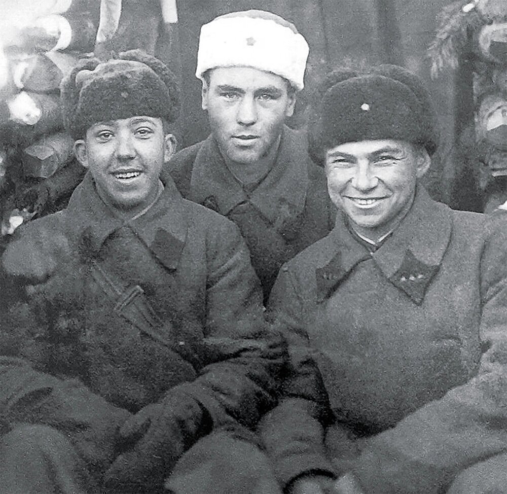    17-летний Юрий Никулин (слева) был призван в армию в 1939-м. Прошёл две войны. Фото: artillery-museum.ru