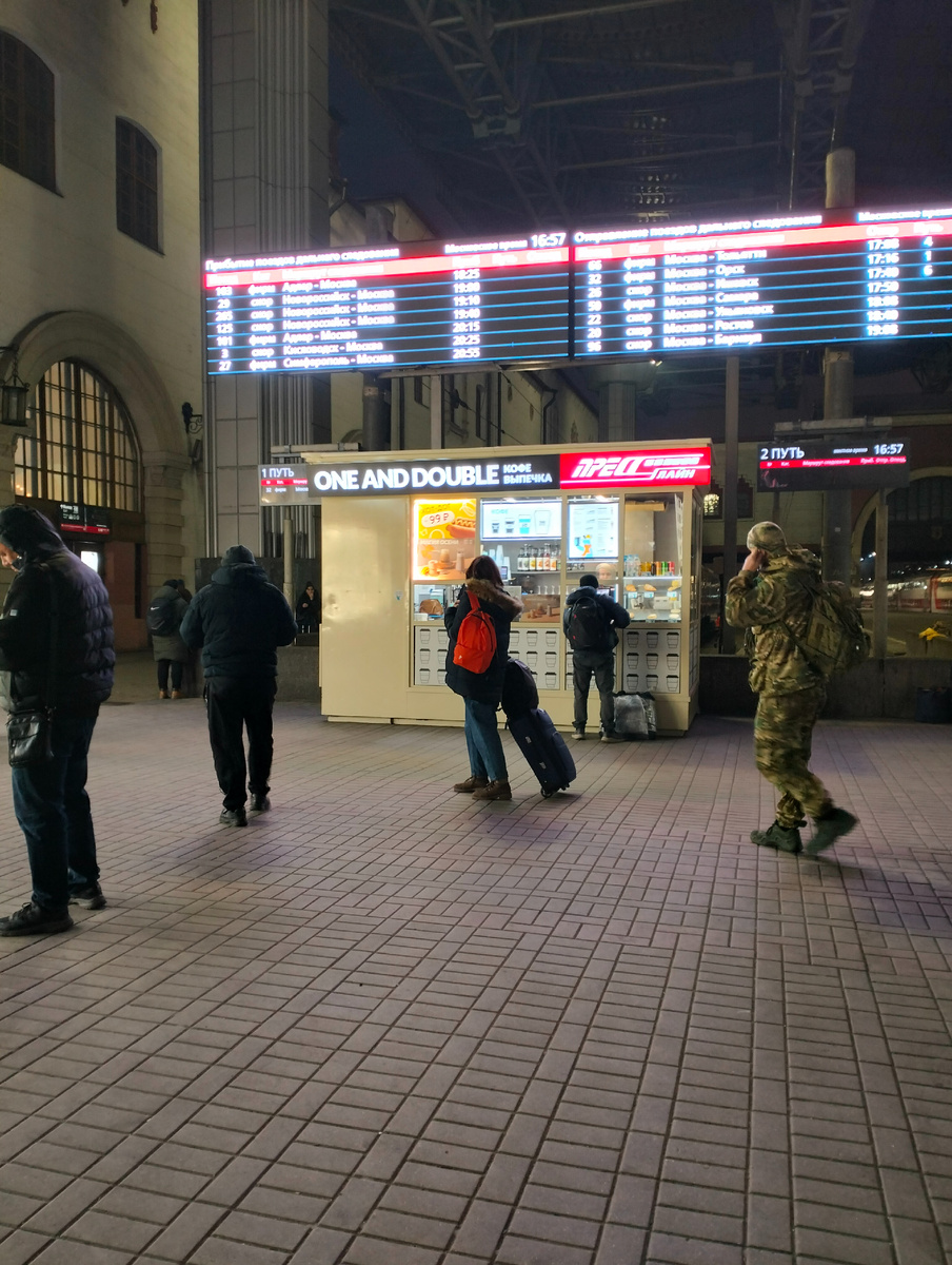 Казанский вокзал, есть много кафе, можно перекусить. 