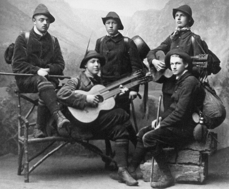 Начало 1900, Германия, участники молодежного движения Вандерфогель (Перелётные птицы).  (фото с сайта http://www.deutscheslied.com).