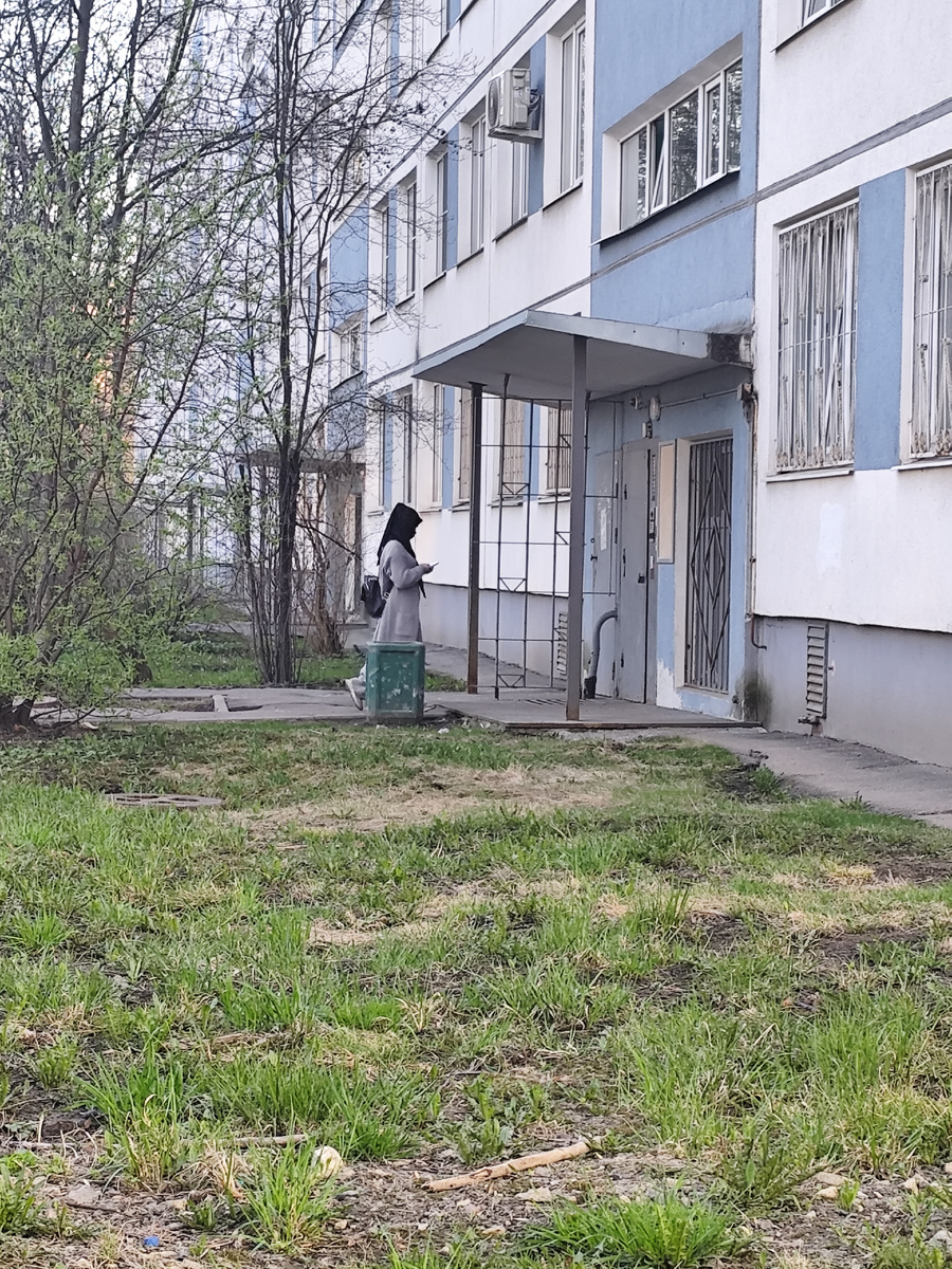 Женщина в никабе на нашей улице. Петербург