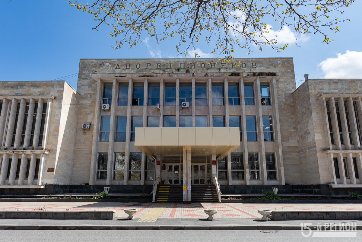 Здание дворца пионеров во Владикавказе. Автор фото: Константин 15-Фарниев