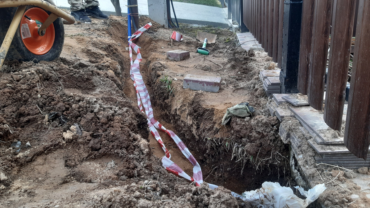 Траншея от столба до забора