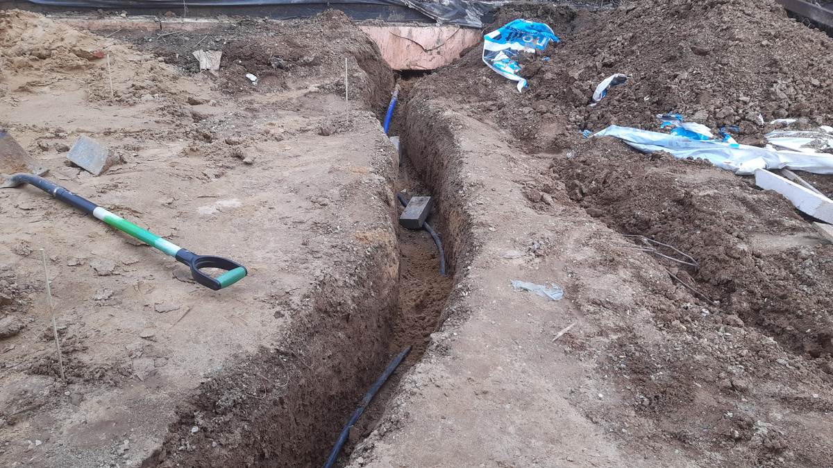 Траншея от забора до дома