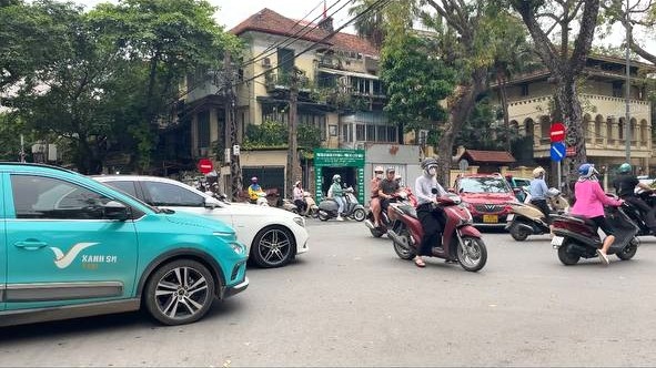 Личное фото, обычный и небольшой перекресток в Ханое 