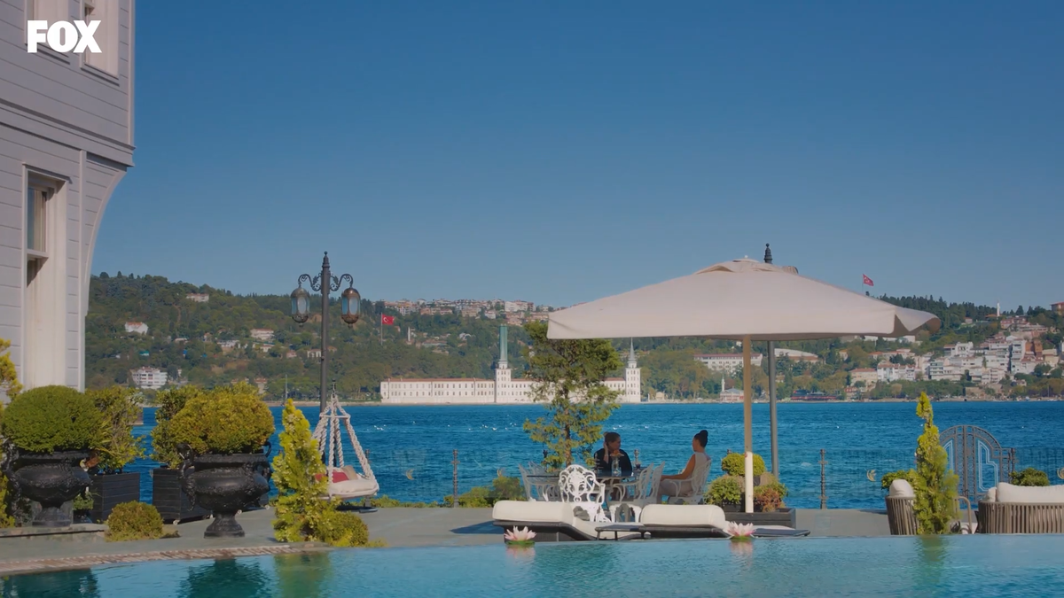 Терраса виллы главных героев. Кадр из сериала