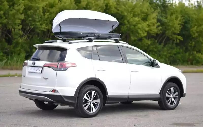    Современный бокс на крыше – гораздо более удобный способ перевозить вещи, чем открытый багажник-корзина.