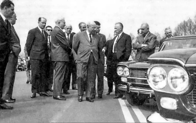    Министр Александр Тарасов во главе советской делегации в Турине, апрель 1966 года.