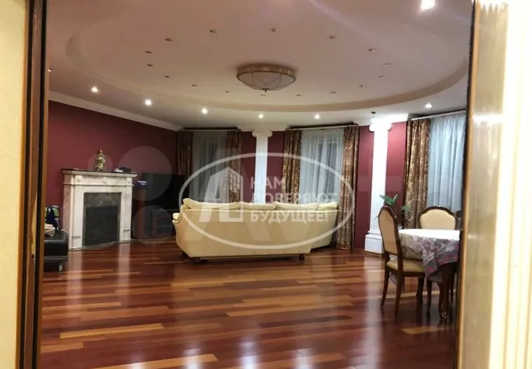 В квартире есть камин и колонны
Фото: сайт «Авито»