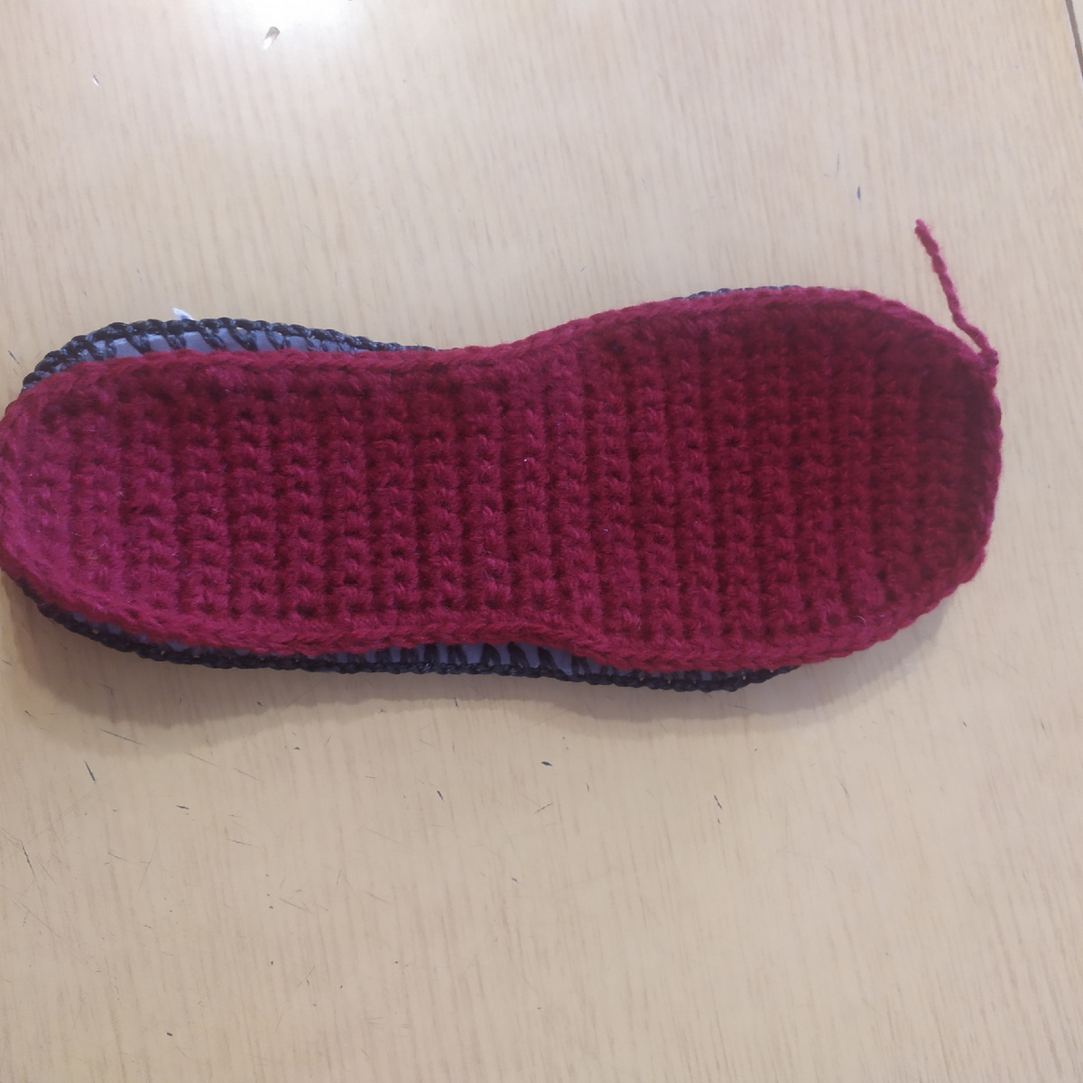 При соединении с подошвой немного стельку натягивать, когда булавками зареплять к подошве.