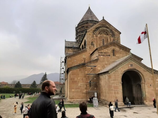 Старинные храмы и монастыри древней столицы Грузии Мцхеты привлекают туристов. В этом направлении они в основном летают самостоятельно